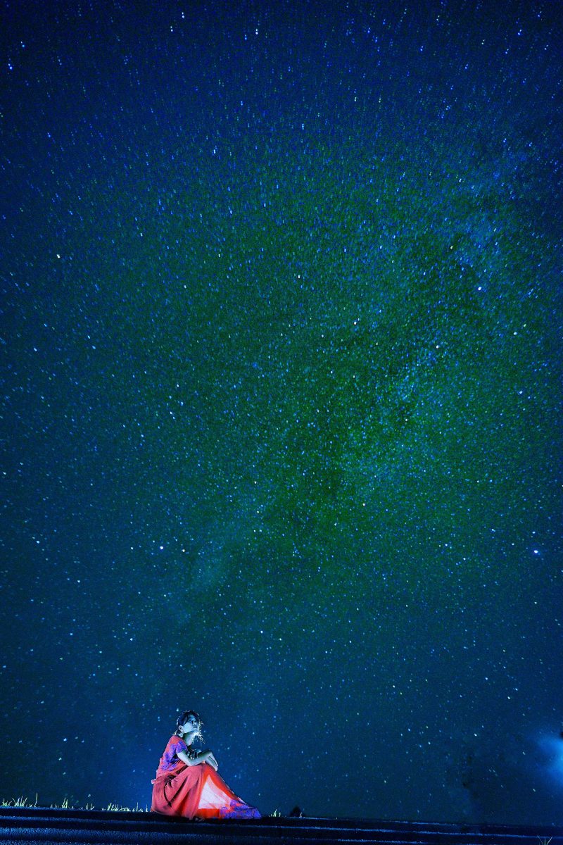 星空に浮かび上がる美人