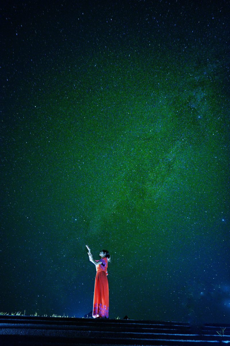 深夜の星空を背景に浮かび上がる美人女性