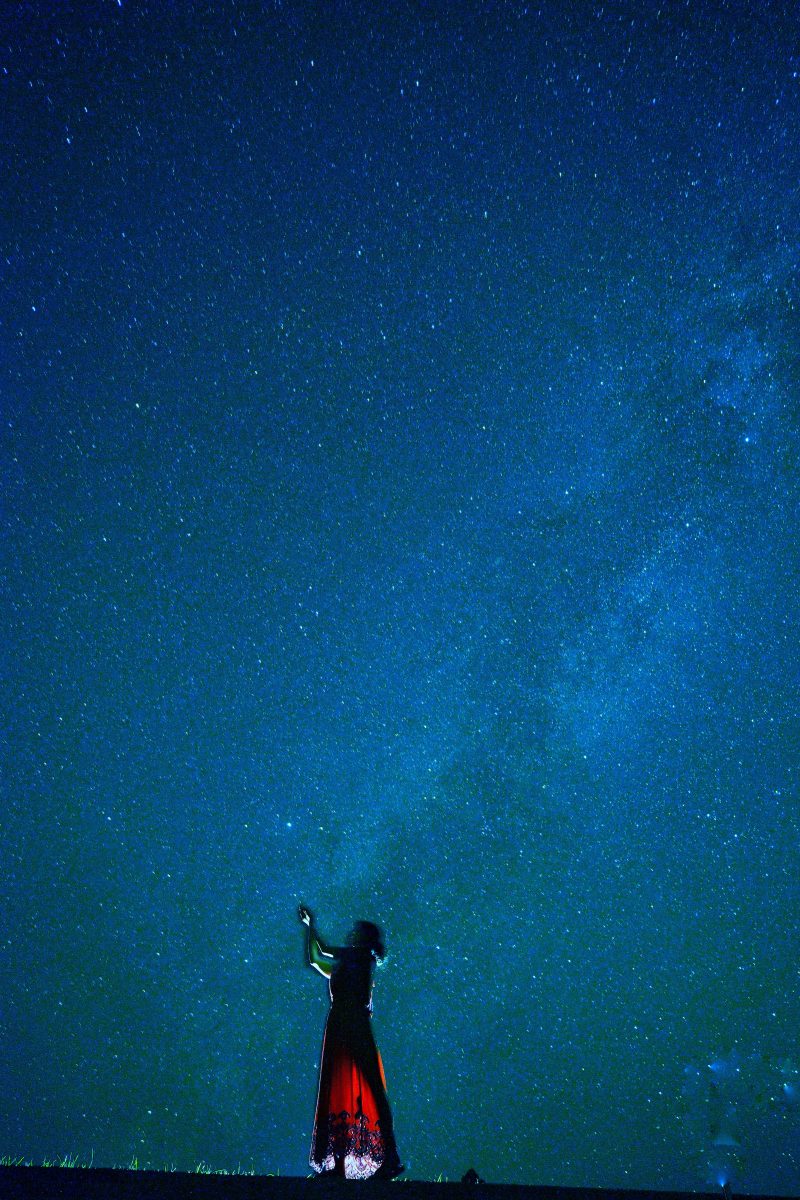 合成なしで撮影した星空と女性、星と女性にピントが合っています