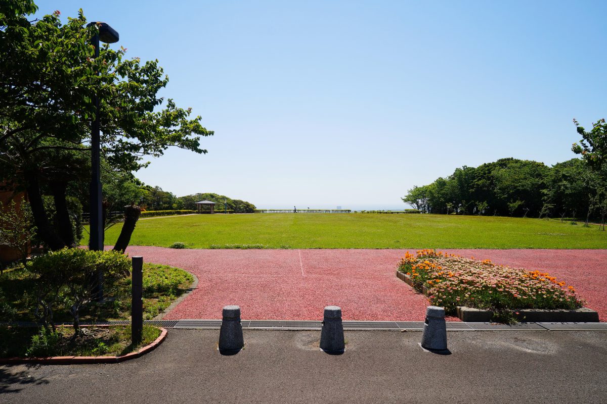 長谷公園の駐車場を抜けると公園に!